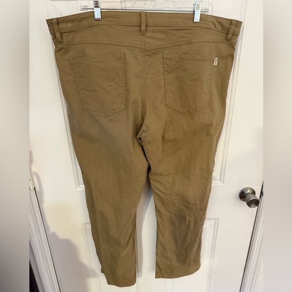 Men’s Magellan Outdoors Khaki Tan Pants 40x32 Stain Release Chino - Picture 2 of 2